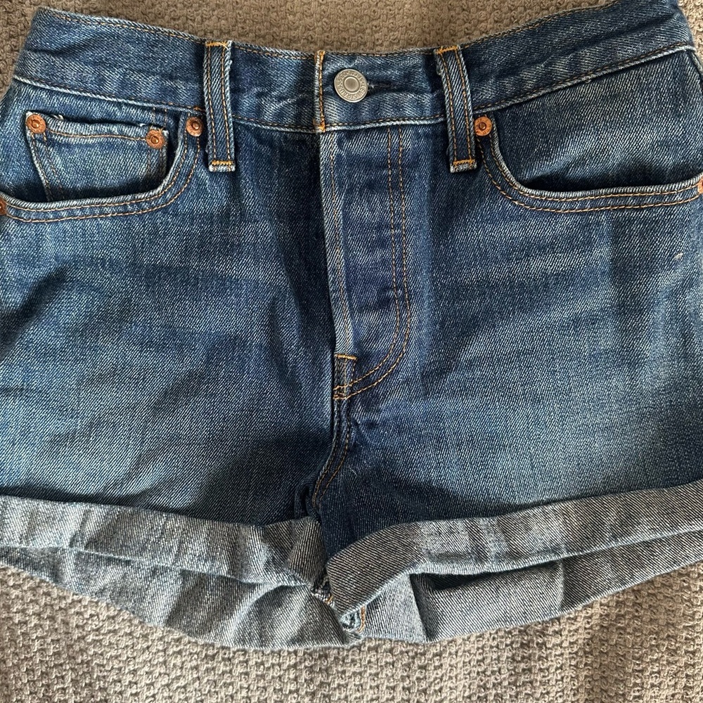 Dark wash Levi’s cutoffs 2018